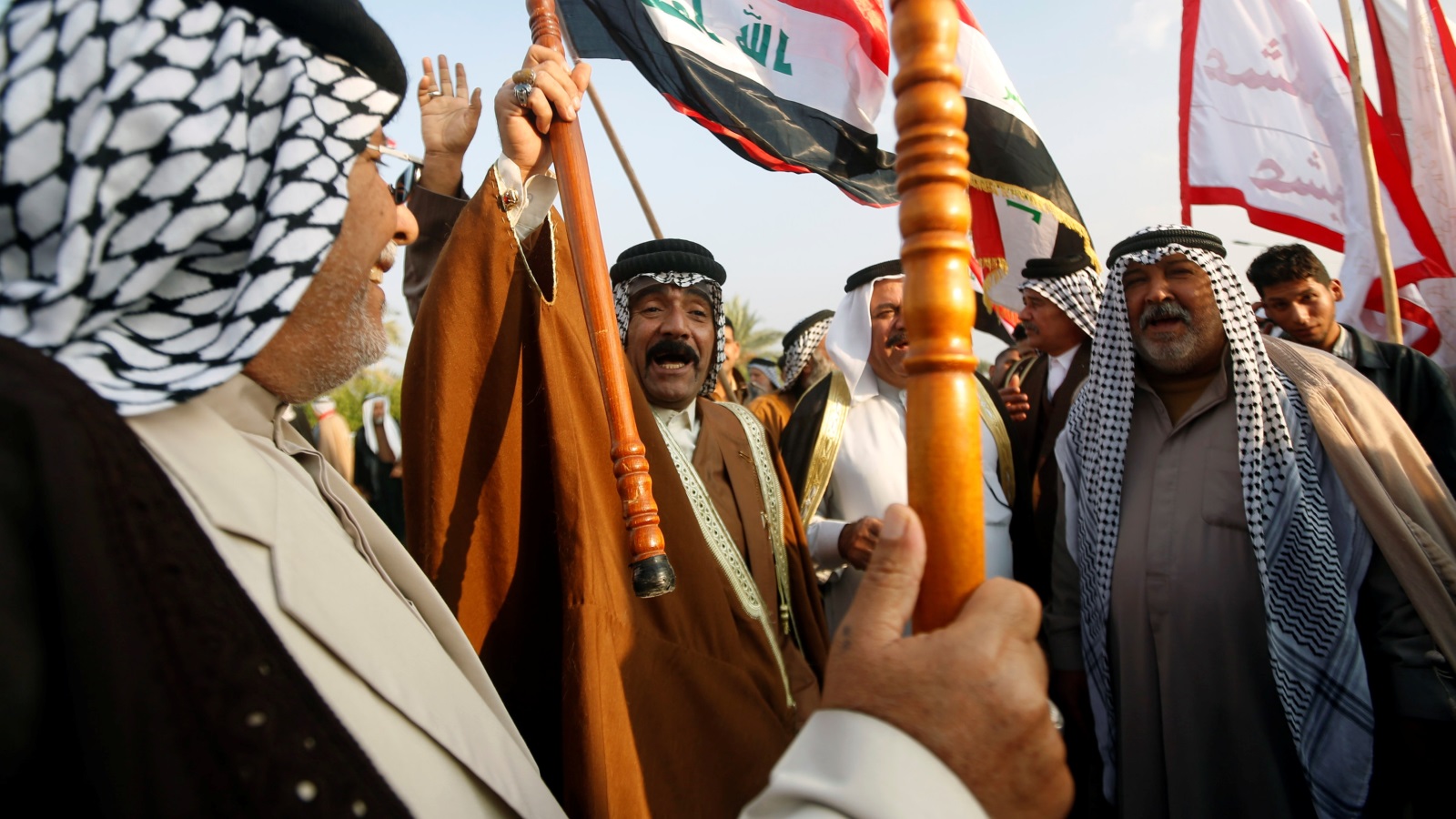 ‪رجال عشائر أثناء مشاركتهم بالاحتجاجات المناهضة للحكومة في البصرة‬ (رويترز)