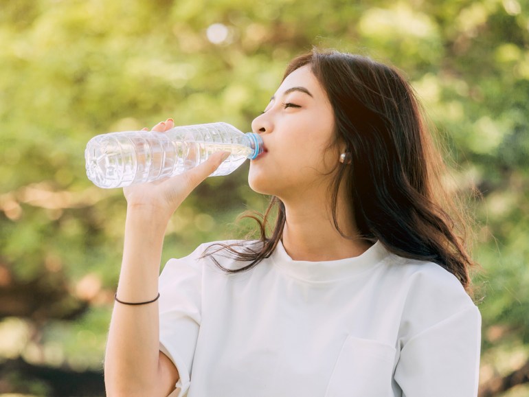 يساعد شرب الماء على معدة خاوية في إزالة السموم من الجسم وتحسين عملية الأيض وتقوية الجهاز المناعي والتخفيف من حرقة المعدة واضطرابات المعدة وتعزيز نضارة البشرة ولمعان الشعر