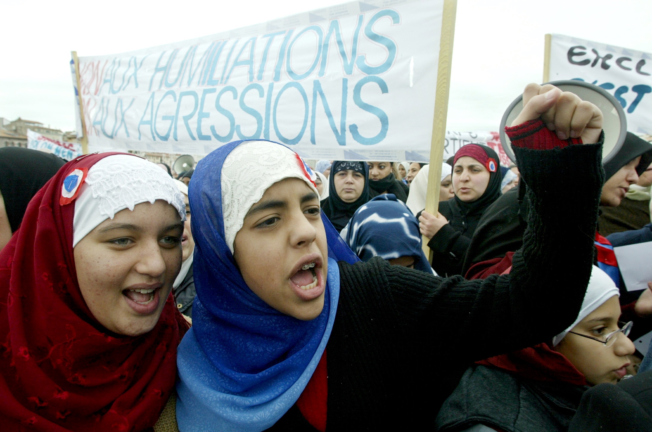 شابات مسلمات يرتدين الحجاب الإسلامي يرددن شعارات في شوارع مرسيليا للاحتجاج على الحظر على الحجاب الإسلامي في المدارس الحكومية الفرنسية 2014 (رويترز)