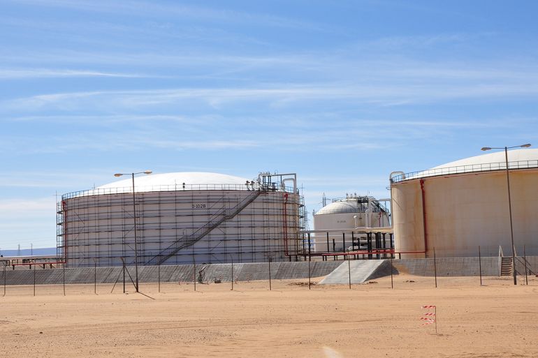 خزانات في حقل الشرارة النفطي جنوب ليبيا.