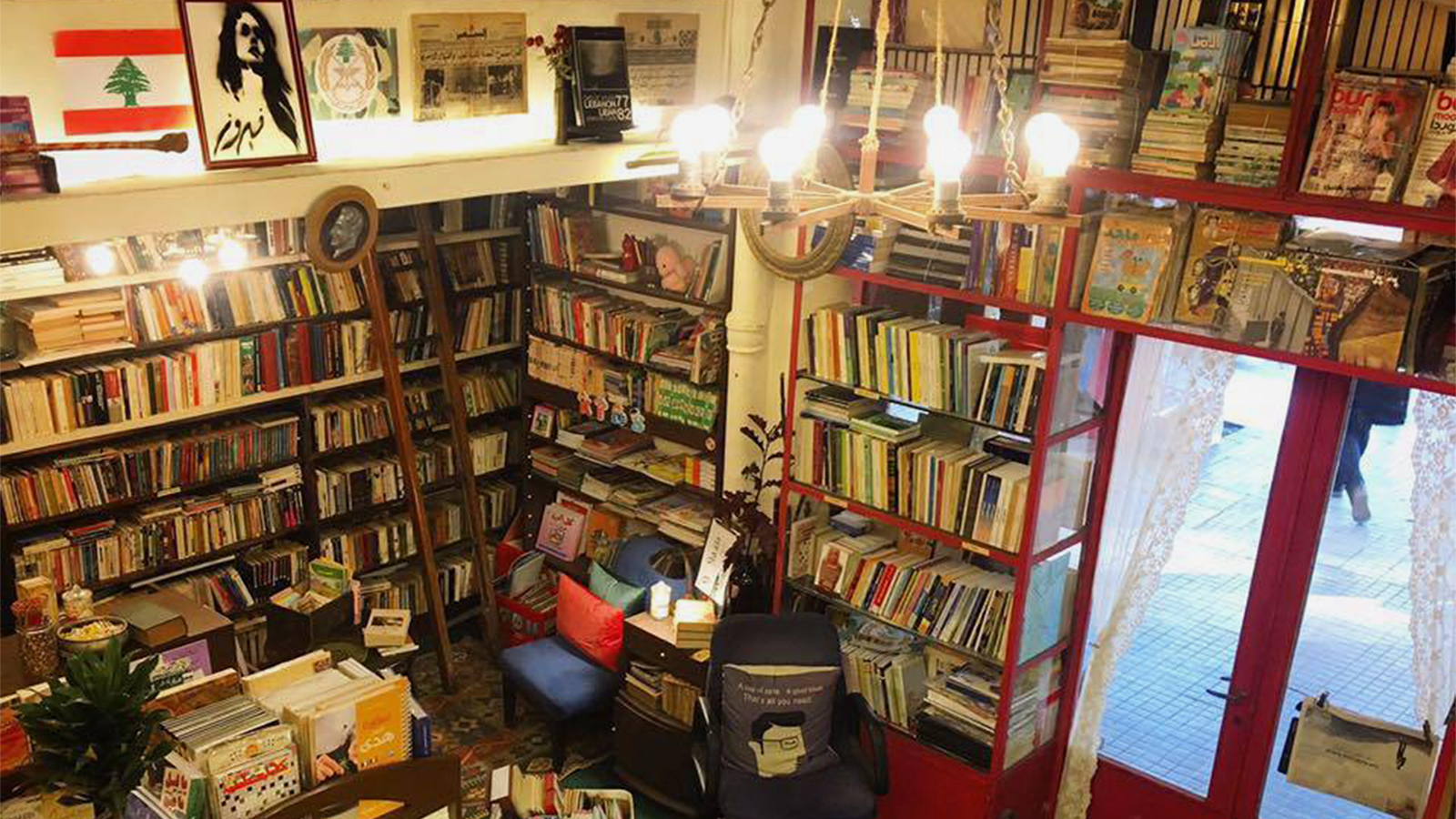 ‪مكتبة الحلبي أصبحت من أشهر مكتبات بيروت‬ (الجزيرة)