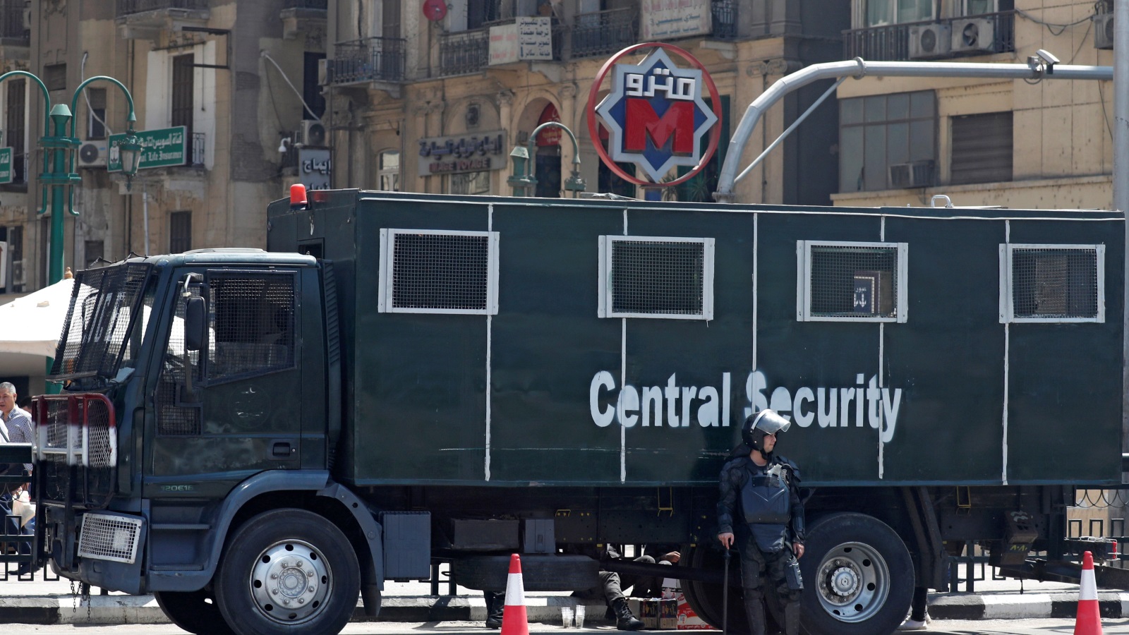 تعزيزات أمنية على مدخل ميدان التحرير (رويترز)