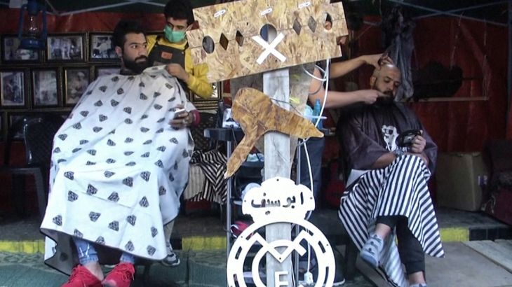 حلاق مريض بالسرطان يشارك في احتجاجات العراق بقص شعر المتظاهرين مجانا