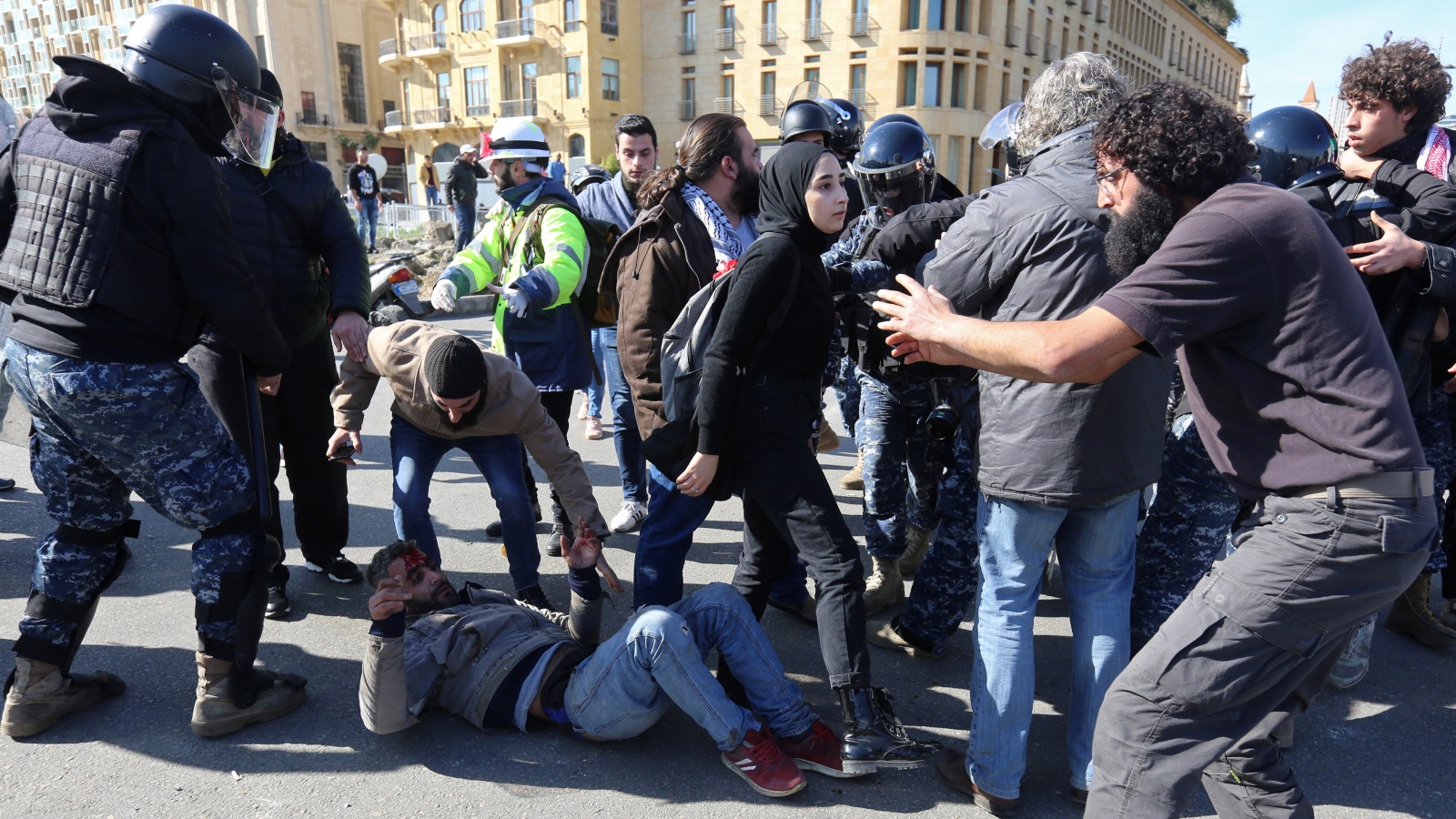 ‪محيط البرلمان شهد مواجهات بين المتظاهرين وقوات الأمن‬  (رويترز)