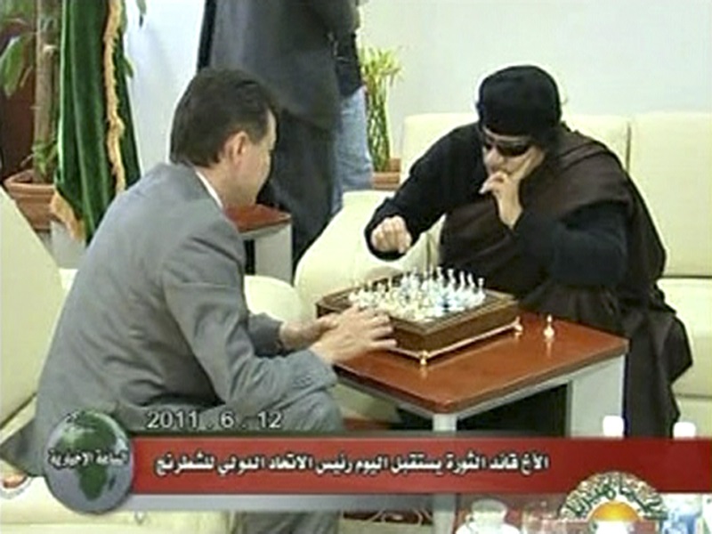 مباراة الشطرنج بين القذافي والروسي إليومزينوف (رويترز)