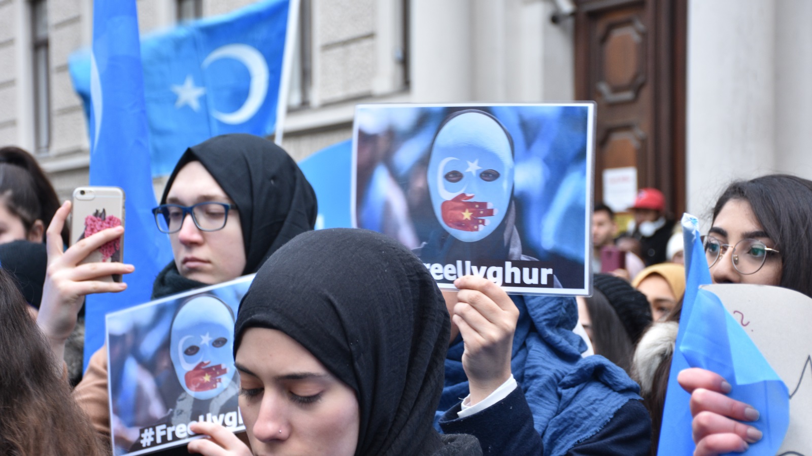 متظاهرون في فيينا يرفعون لافتات تطالب بالحرية للإيغور (الأناضول-أرشيف)