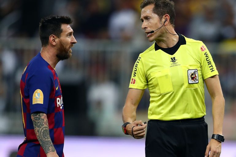 JEDDAH, SAUDI ARABIA - JANUARY 09: Lionel Messi of Barcelona talks to referee of Jose Luis Gonzalez Gonzalez Spain during the Supercopa de Espana Semi-Final match between FC Barcelona and Club Atletico de Madrid at King Abdullah Sports City on January 09, 2020 in Jeddah, Saudi Arabia. (Photo by Francois Nel/Getty Images)