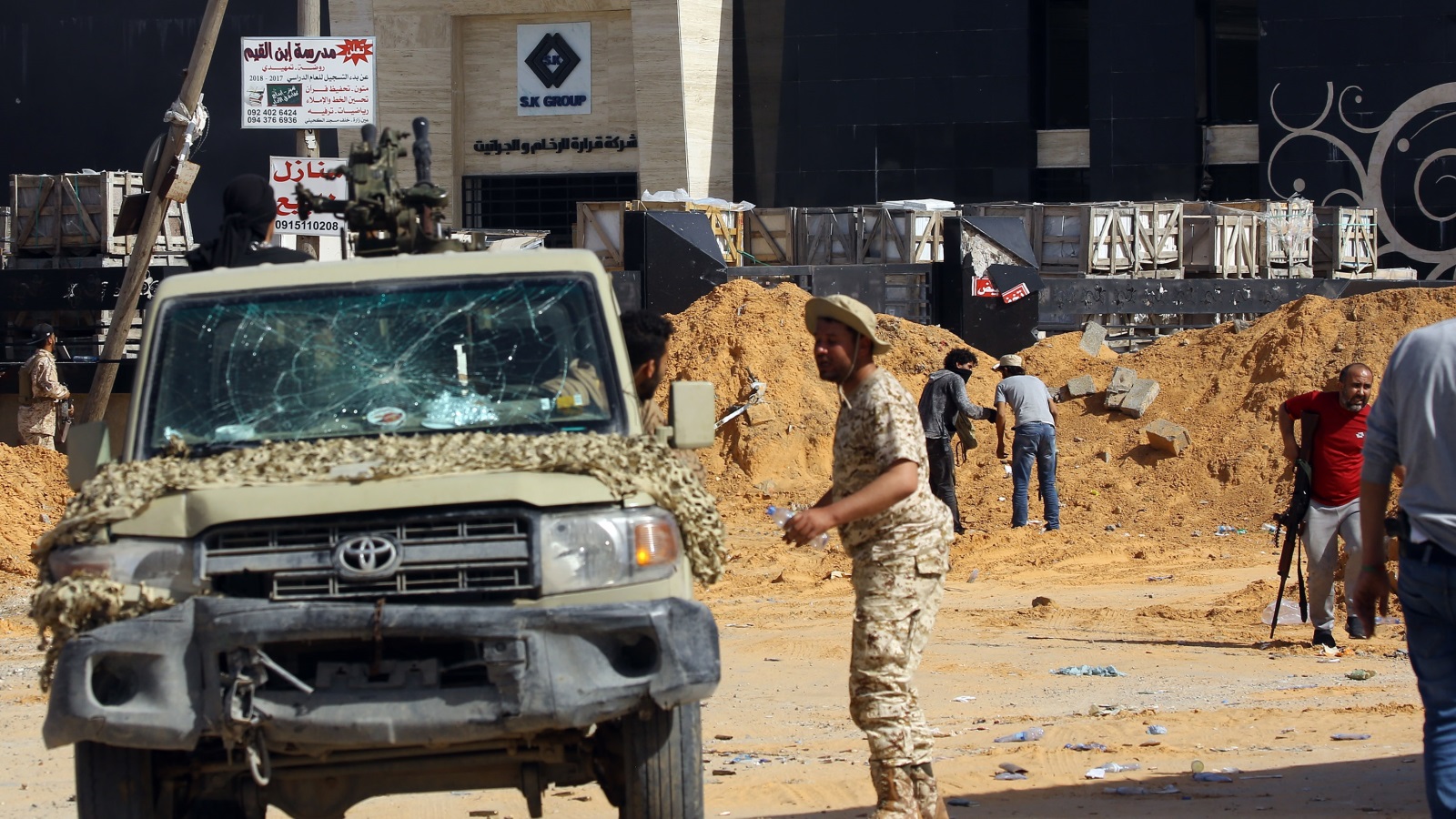 ‪يثير توتر الوضع في ليبيا مخاوف الدول المجاورة‬ يثير توتر الوضع في ليبيا مخاوف الدول المجاورة (الأناضول)