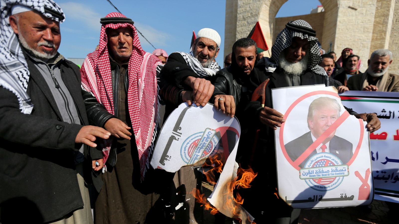 ‪(رويترز)‬ فلسطينيون رافضون لخطة السلام الأميركية