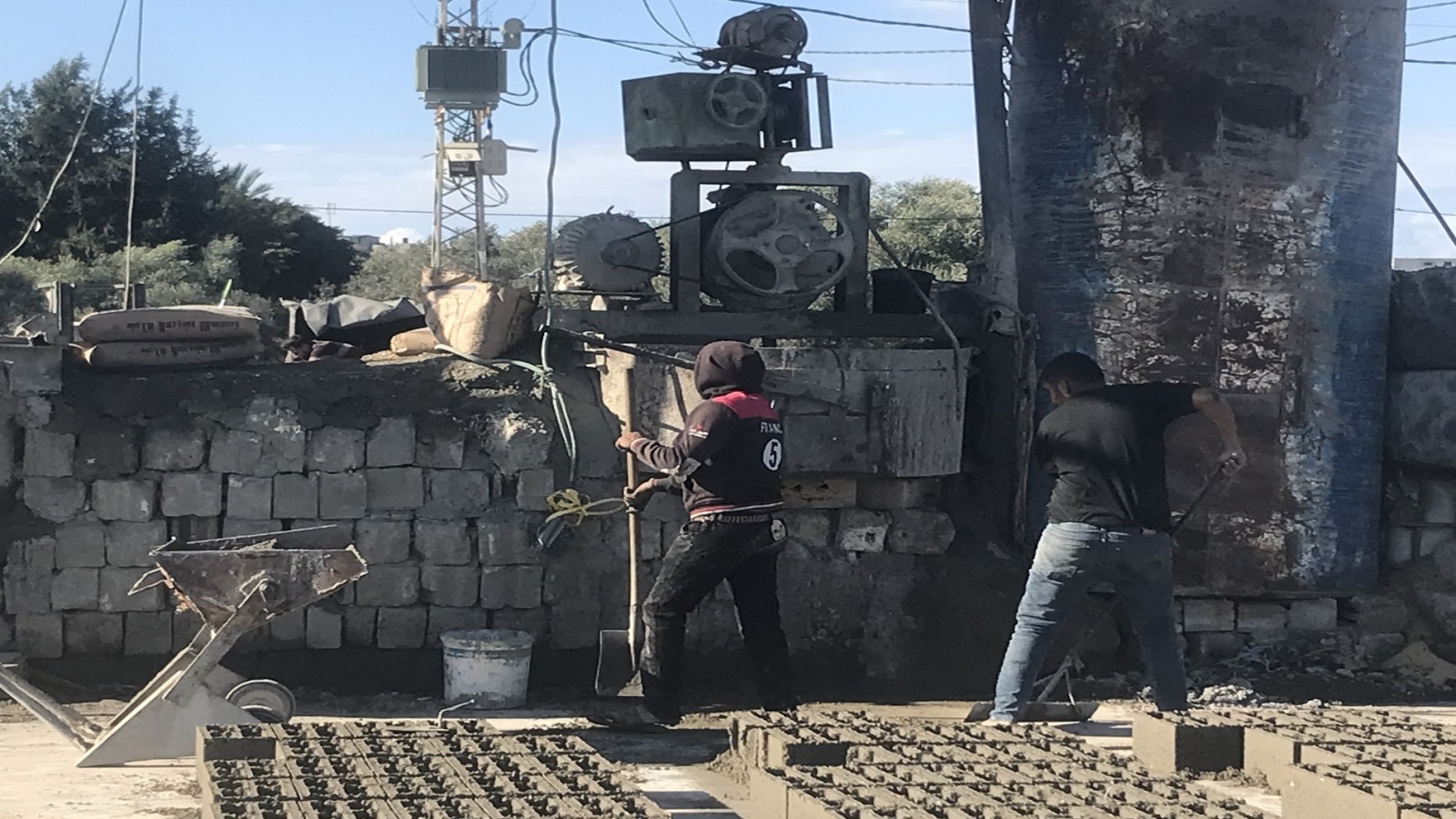 ‪عمال ينتجون أحجار بناء صديقة للبيئة في معمل ببلدة بيت حانون شمال غزة (الجزيرة)‬ عمال ينتجون أحجار بناء صديقة للبيئة في معمل ببلدة بيت حانون شمال غزة (الجزيرة)