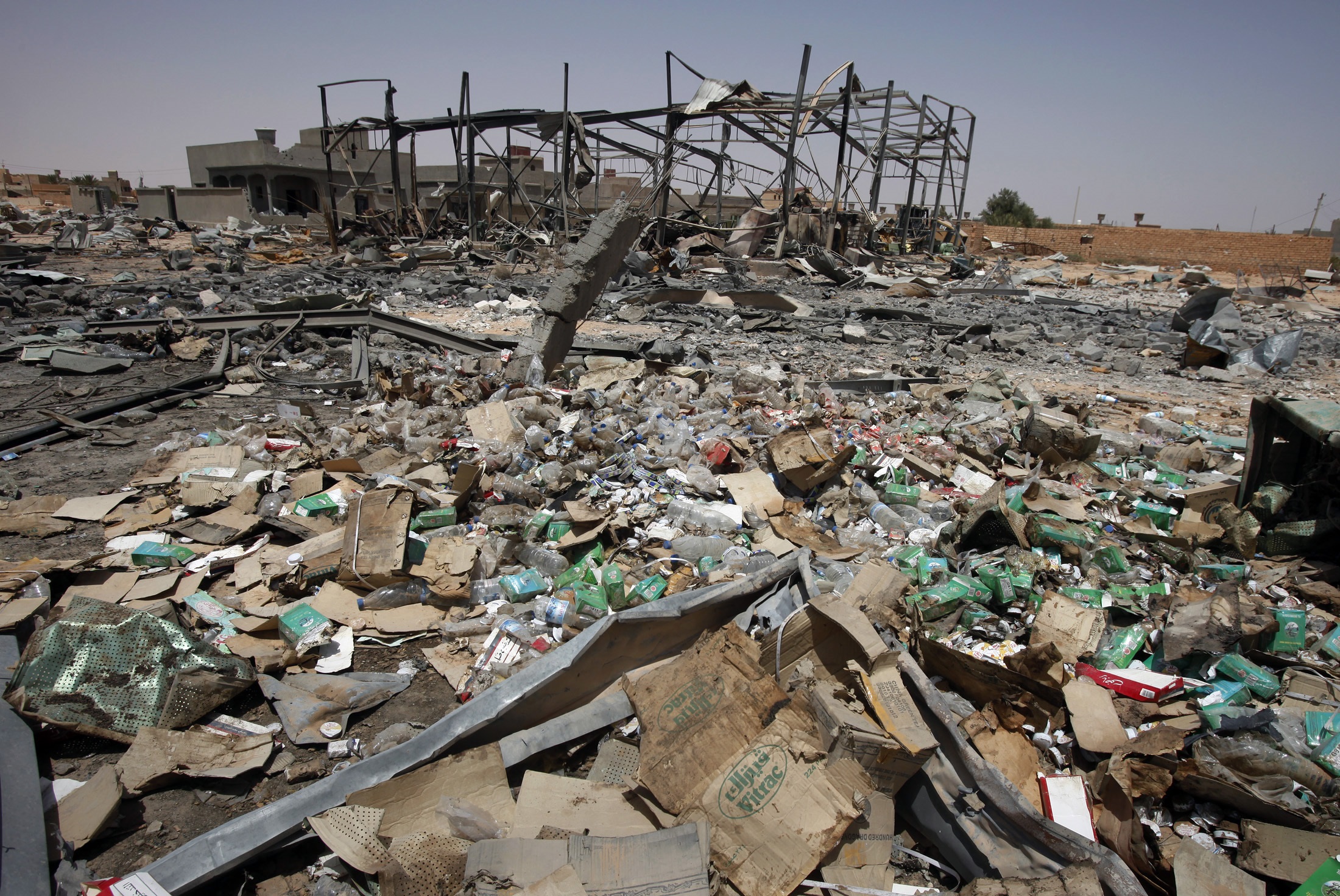 أحد المباني التي كانت تستخدمها قوات تابعة للقذافي أعقاب غارة جوية شنها حلف الناتو في بلدة بير الغانم غرب ليبيا (رويترز)
