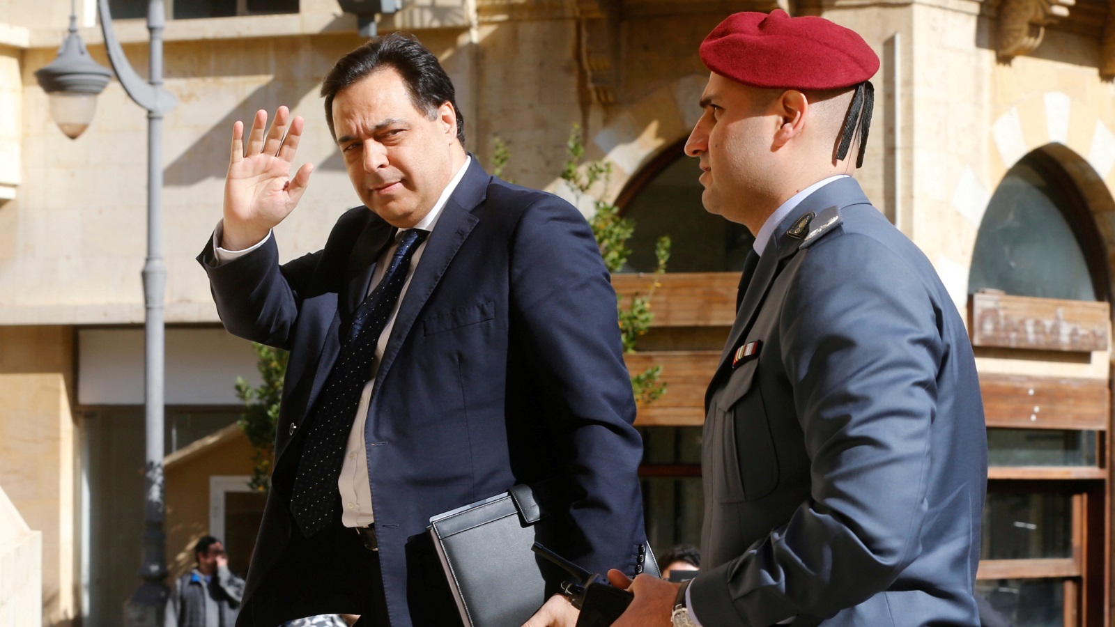 ‪حسان دياب في الطريق إلى البرلمان لحضور الجلسة العامة المخصصة لمناقشة موازنة 2020‬ (رويترز)