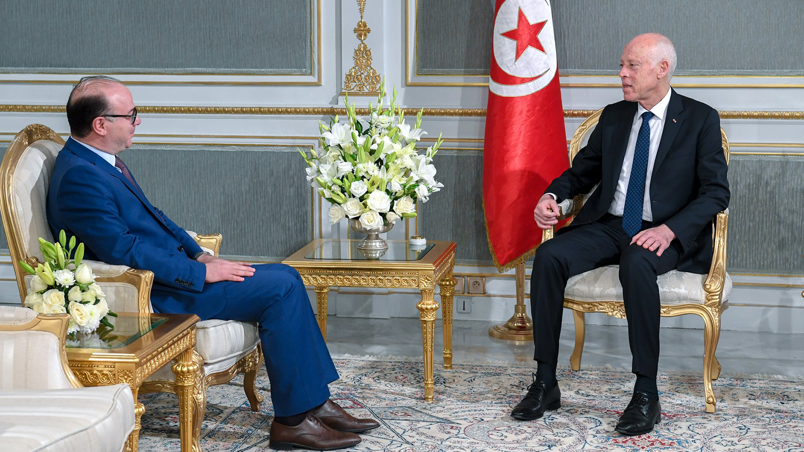 ‪الرئيس قيس سعيد يجري مشاورات مع وزير المالية إلياس فخفاخ بقصر قرطاج في العاصمة تونس‬ (الجزيرة)