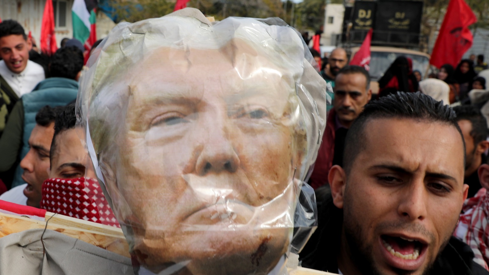 ‪متظاهرون في غزة يرفعون صورة ترامب قبل حرقها احتجاجا على خطته للسلام‬ متظاهرون في غزة يرفعون صورة ترامب قبل حرقها احتجاجا على خطته للسلام (رويترز)