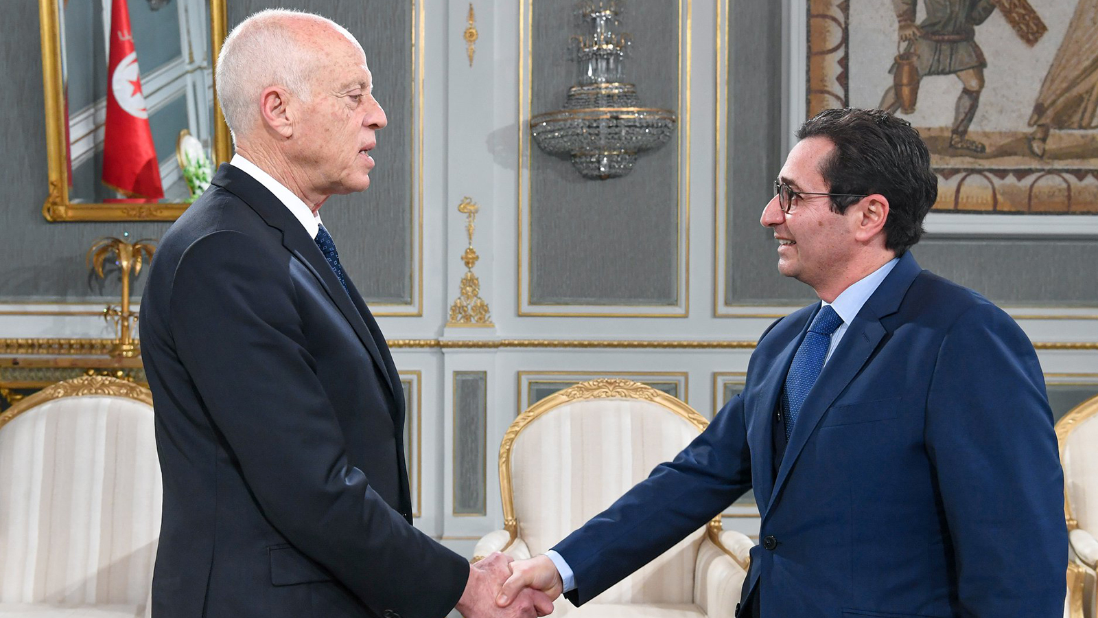 ‪الرئيس قيس سعيد يجري مشاورات مع وزير المالية السابق فاضل عبد الكافي‬ بقصر قرطاج في العاصمة تونس(الجزيرة)