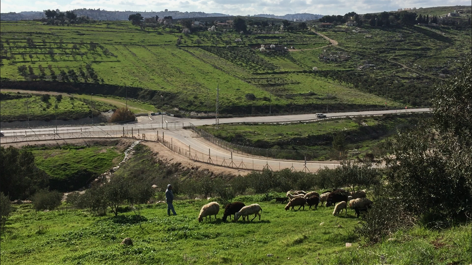 الطريق المؤدي إلى حاجز مزموريا الموصل لقرية النعمان شرق بيت لحم (الجزيرة نت)