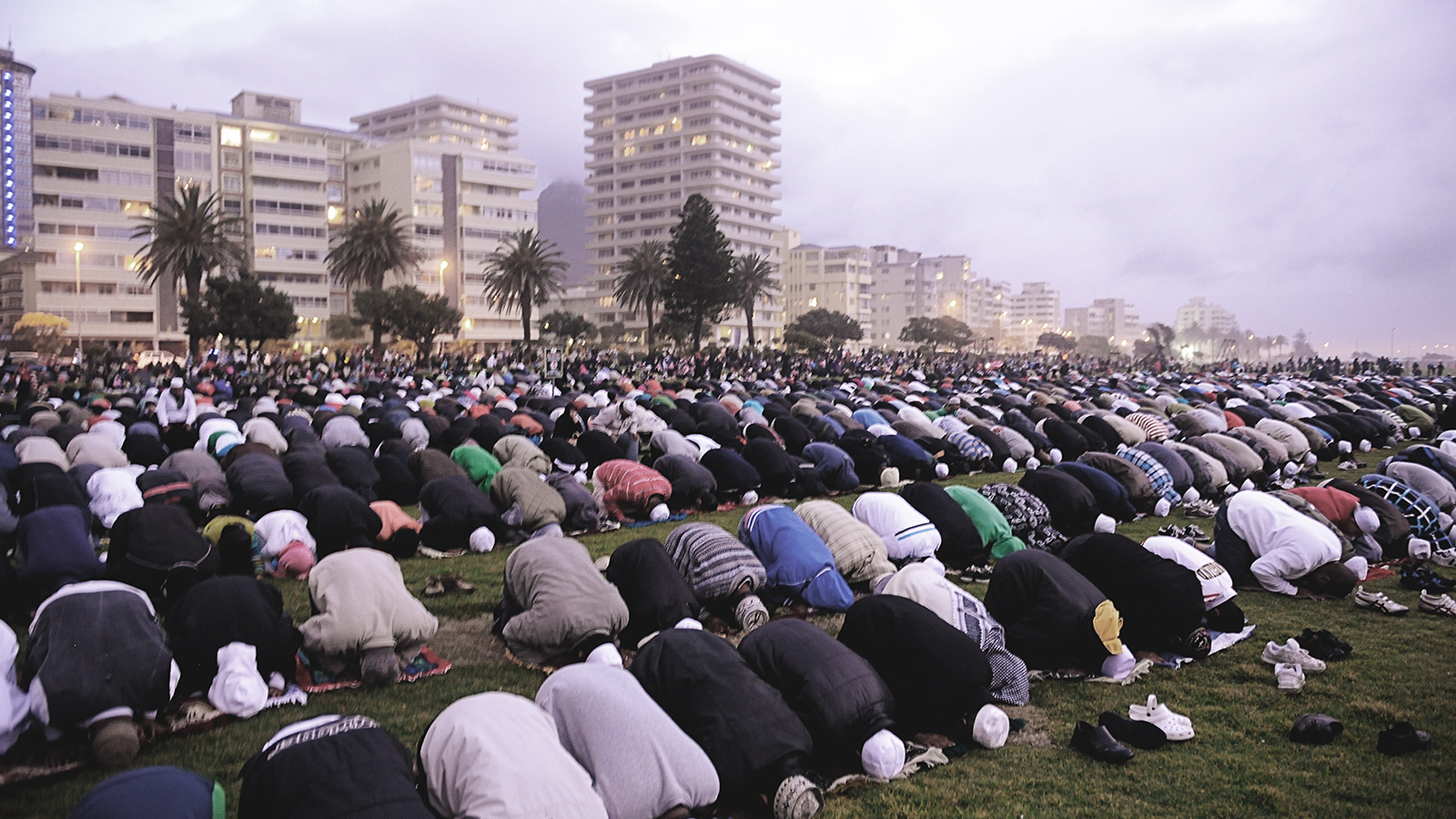 مسلمون يؤدون الصلاة في منتزه 