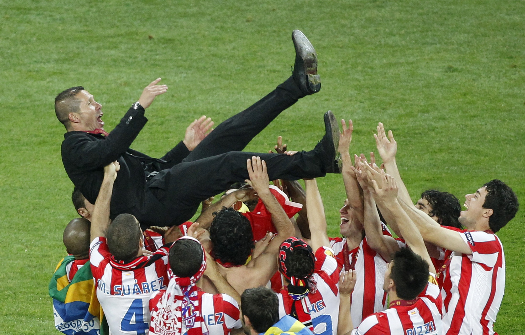 سيميوني بعدما حصد أتليتكو مدريد الدوري الأوروبي في 2012 (رويترز)