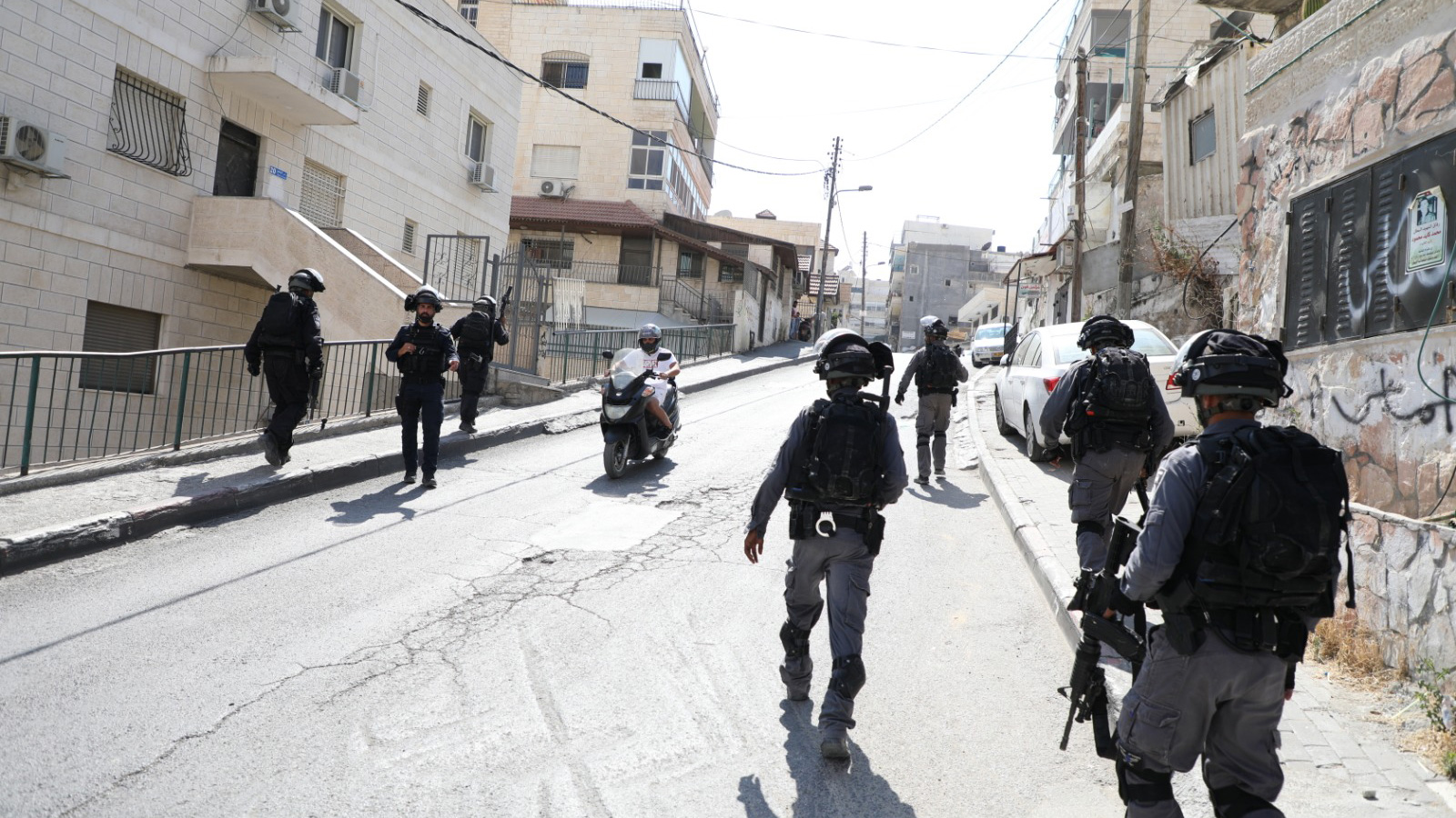 ‪مجموعة من جنود الاحتلال خلال اقتحام بلدة العيساوية شرقي القدس‬ مجموعة من جنود الاحتلال خلال اقتحام بلدة العيساوية شرقي القدس (الجزيرة)