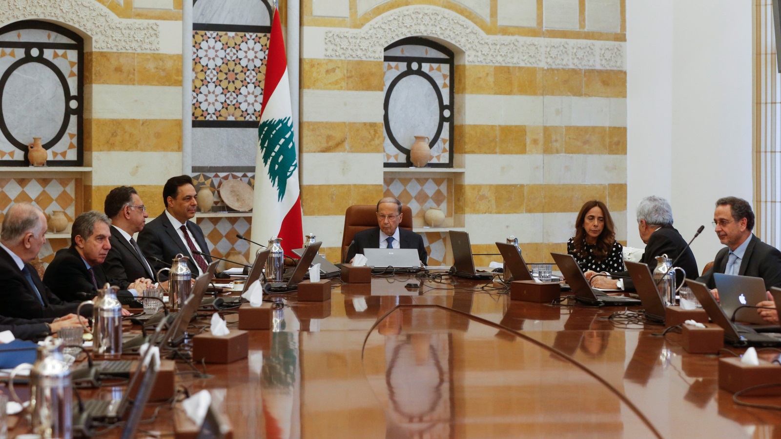 ‪الرئيس اللبناني ميشال عون يترأس اجتماع الحكومة بقصر بعبدا‬ (رويترز)
