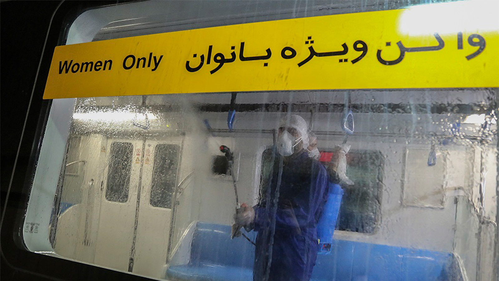 ‪عامل في بلدية أصفهان خلال تعقيم مقصورات القطار‬  (الصحافة الإيرانية)