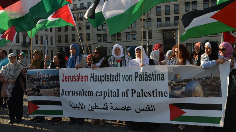 المتظاهرون أمام السفارة الأميركية خملوا لافتة رئيسية عبرت عن تمسكهم بالقدس المحتلة عاصمة لفلسطين. الجزيرة نت