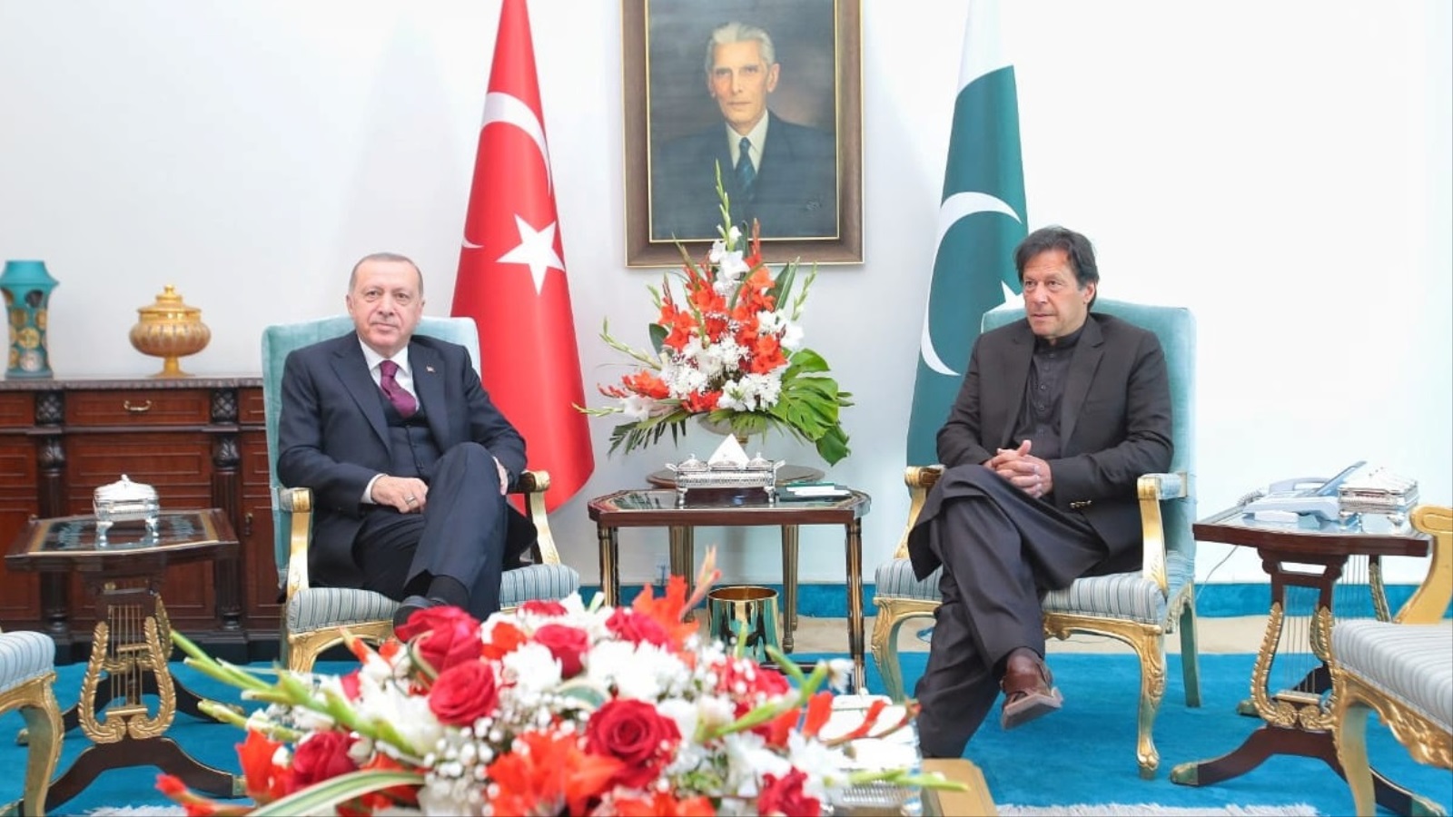 ‪(رويترز)‬ رئيس الوزراء الباكستاني عمران خان خلال استقباله الرئيس التركي قبل ثلاثة أيام