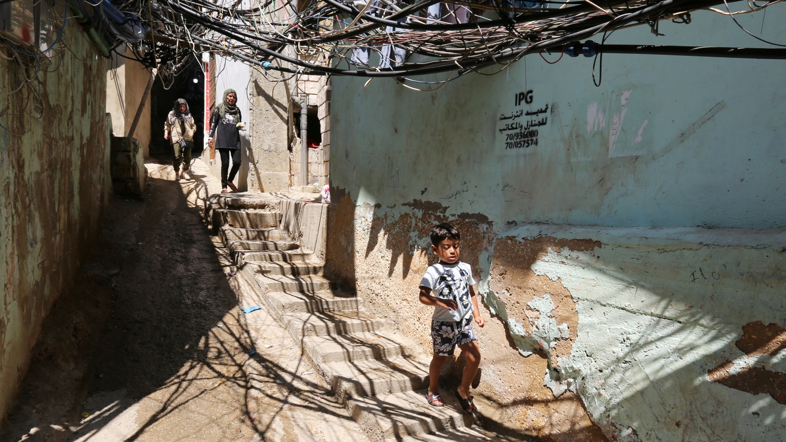 الدخل اليومي لآلاف الأسر الفلسطينية في المخيمات اللبنانية لا يتجاوز الدولارين حاليا (رويترز)
