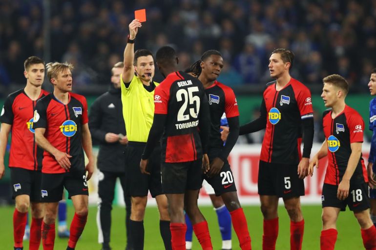 GELSENKIRCHEN, GERMANY - FEBRUARY 04: Referee Harm Osmers shows a red card to Jordan Torunarigha of Hertha BSC during the DFB Cup round of sixteen match between FC Schalke 04 and Hertha BSC at Veltins Arena on February 04, 2020 in Gelsenkirchen, Germany. (Photo by Dean Mouhtaropoulos/Bongarts/Getty Images)