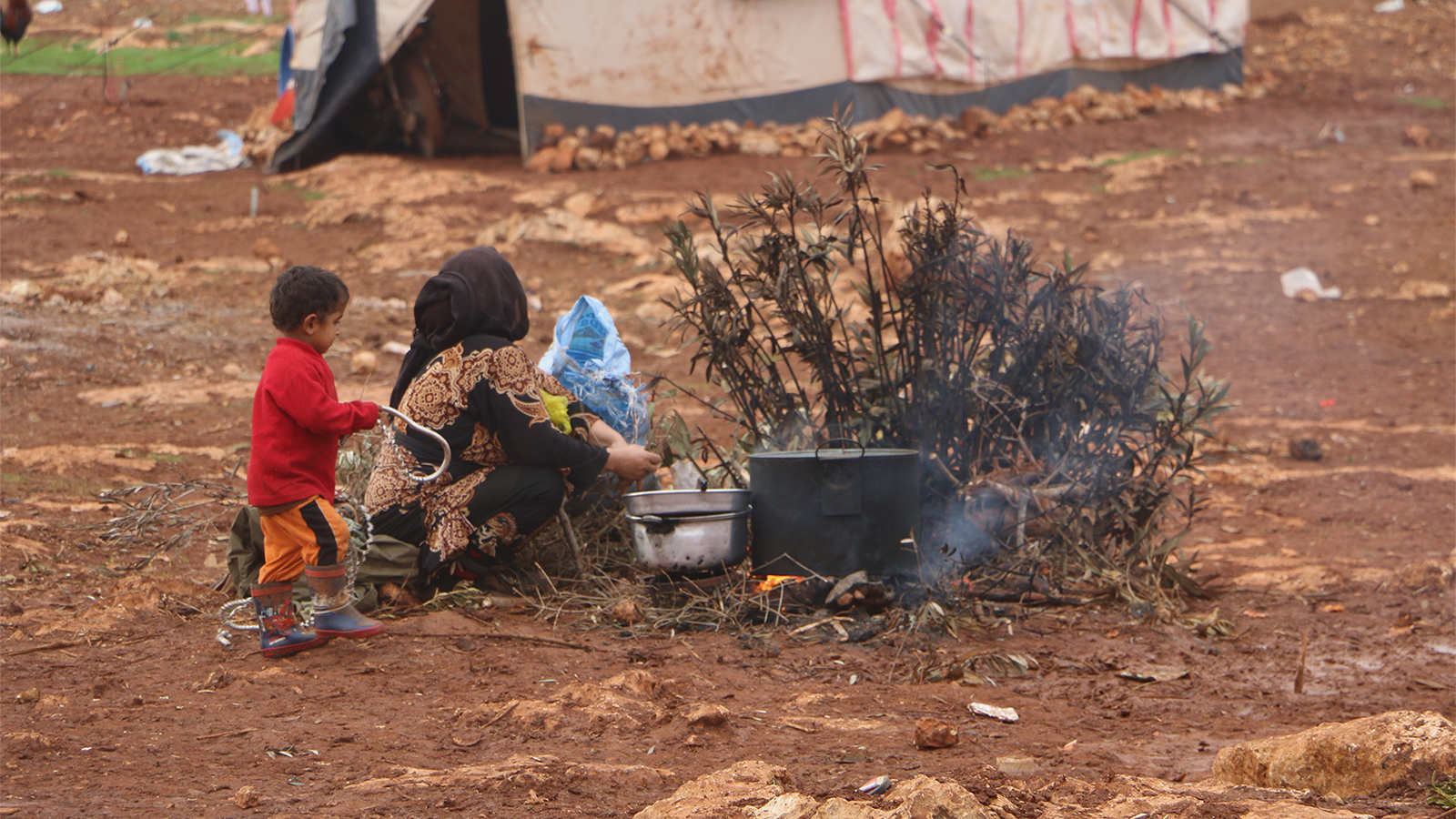 ‪أعداد كبيرة من السوريين من دون مأوى في الشمال السوري‬ (الجزيرة نت)