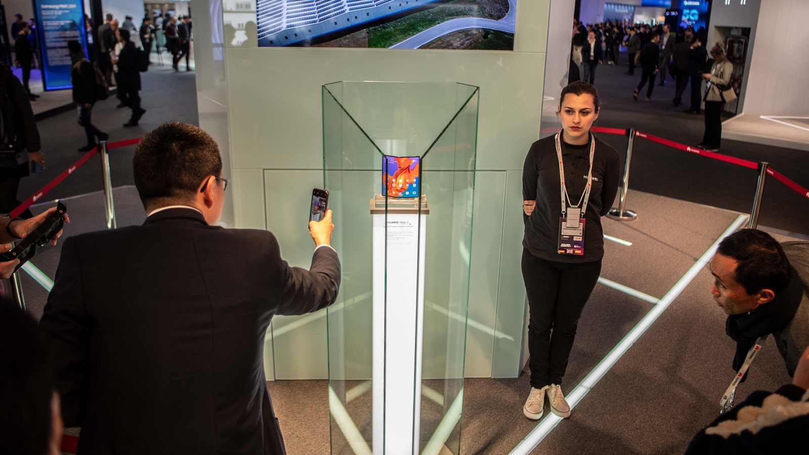‪‬ هاتف هواوي ميت أكس عرض في مؤتمر الهواتف الجوالة العالمي خلال السنة الماضية بجوار الحجرة المخصصة لعلامة سامسونغ(غيتي)