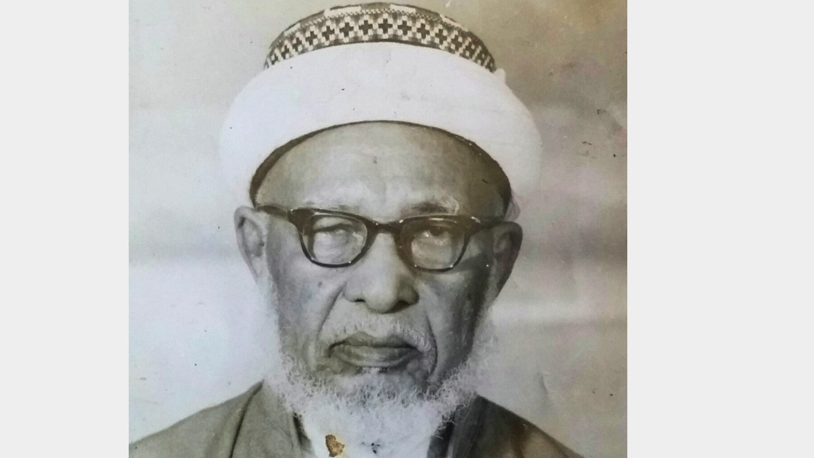 ‪الشيخ عمر بن أحمد بن سميط أحد علماء زنجبار‬ (الجزيرة)
