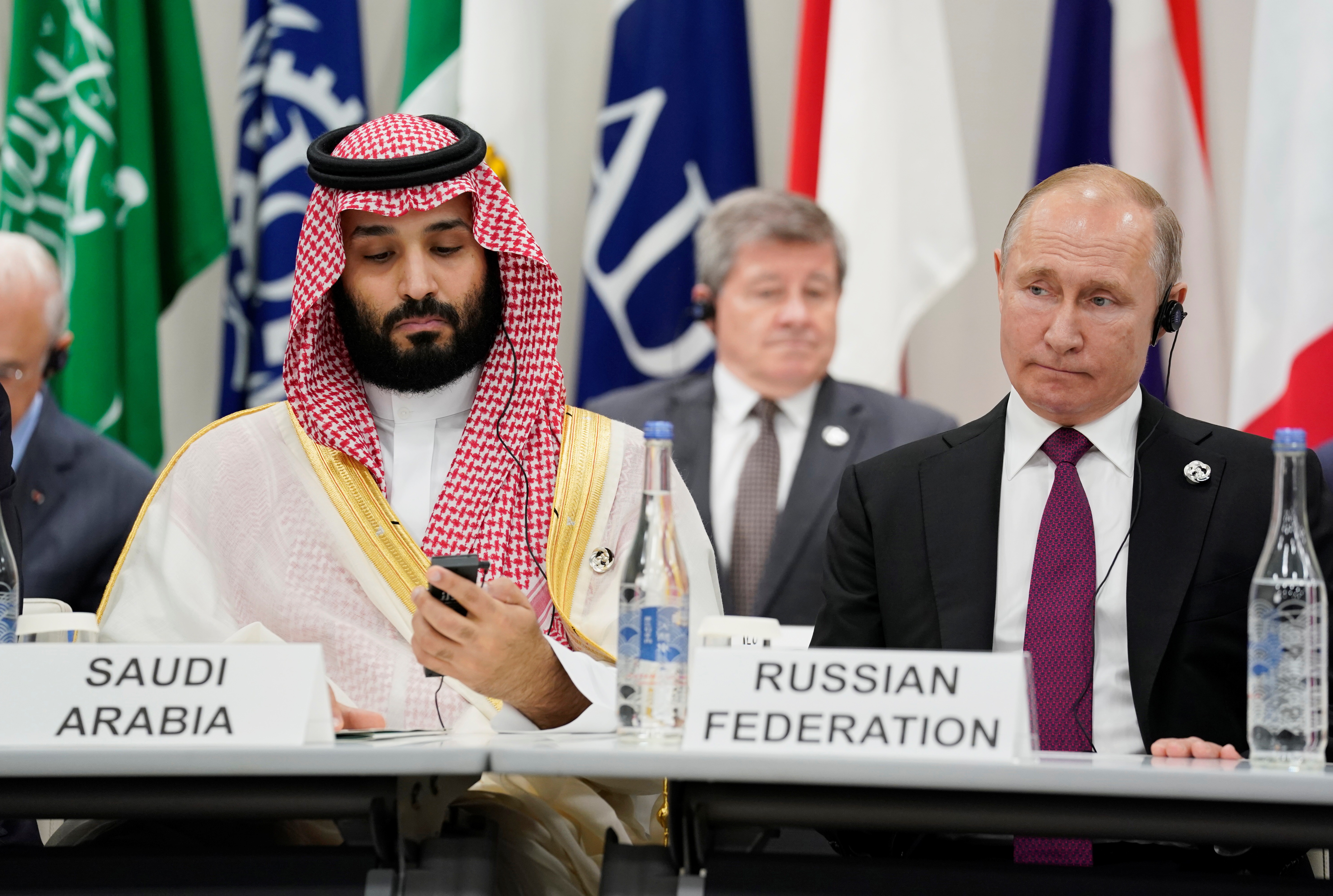 ولي العهد السعودي محمد بن سلمان والرئيس الروسي فلاديمير بوتين في قمة العشرين (رويترز)