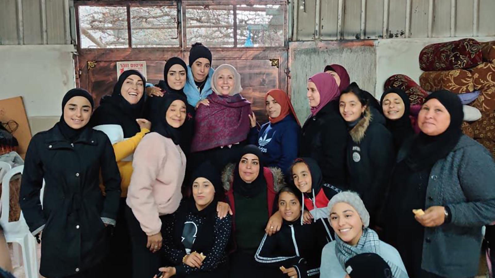 ‪النائب إيمان خطيب وسط مجموعات من النساء خلال حملتها الانتخابية بالقائمة المشتركة‬ (الجزيرة)
