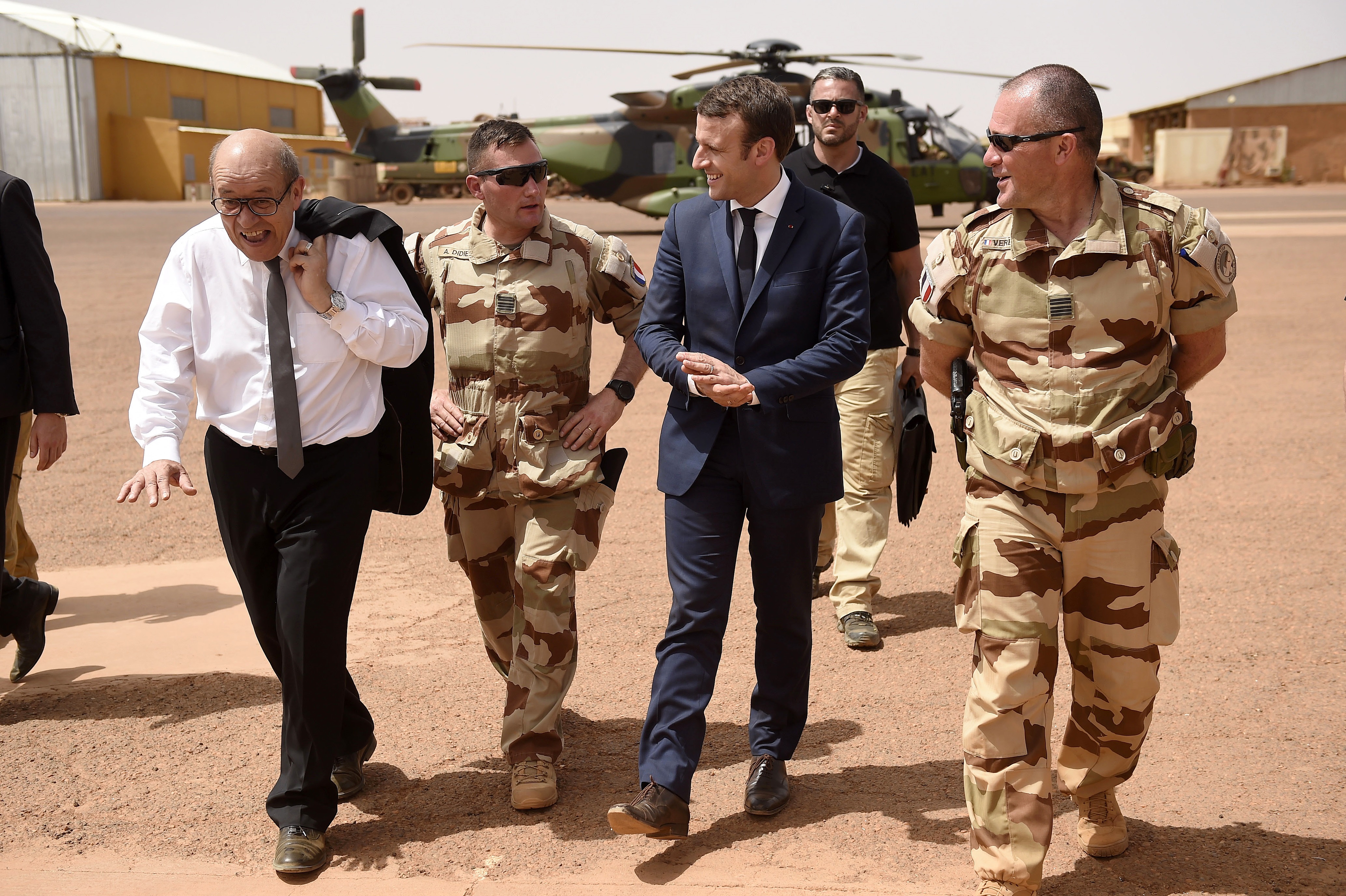 يزور الرئيس الفرنسي إيمانويل ماكرون ووزير الخارجية الفرنسي جان إيف لو دريان قوات عملية برخان الفرنسية في منطقة الساحل الإفريقي في غاو ، شمال مالي (رويترز)