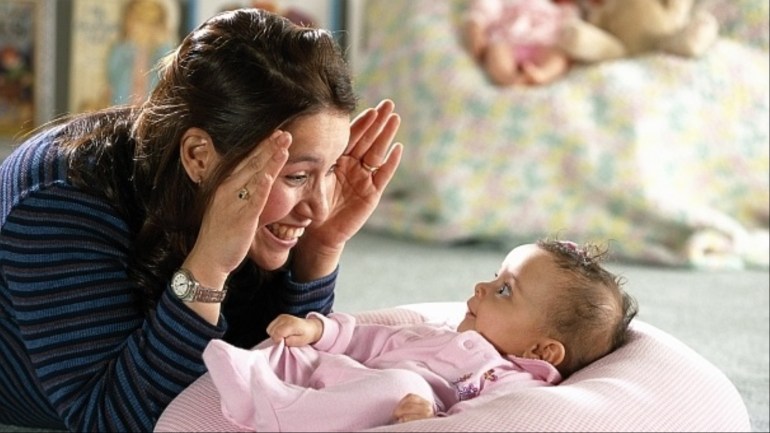 دماغ الأم و الرضيع "على موجة واحدة" أثناء اللعب.. كيف يقرأ طفلك أفكارك؟