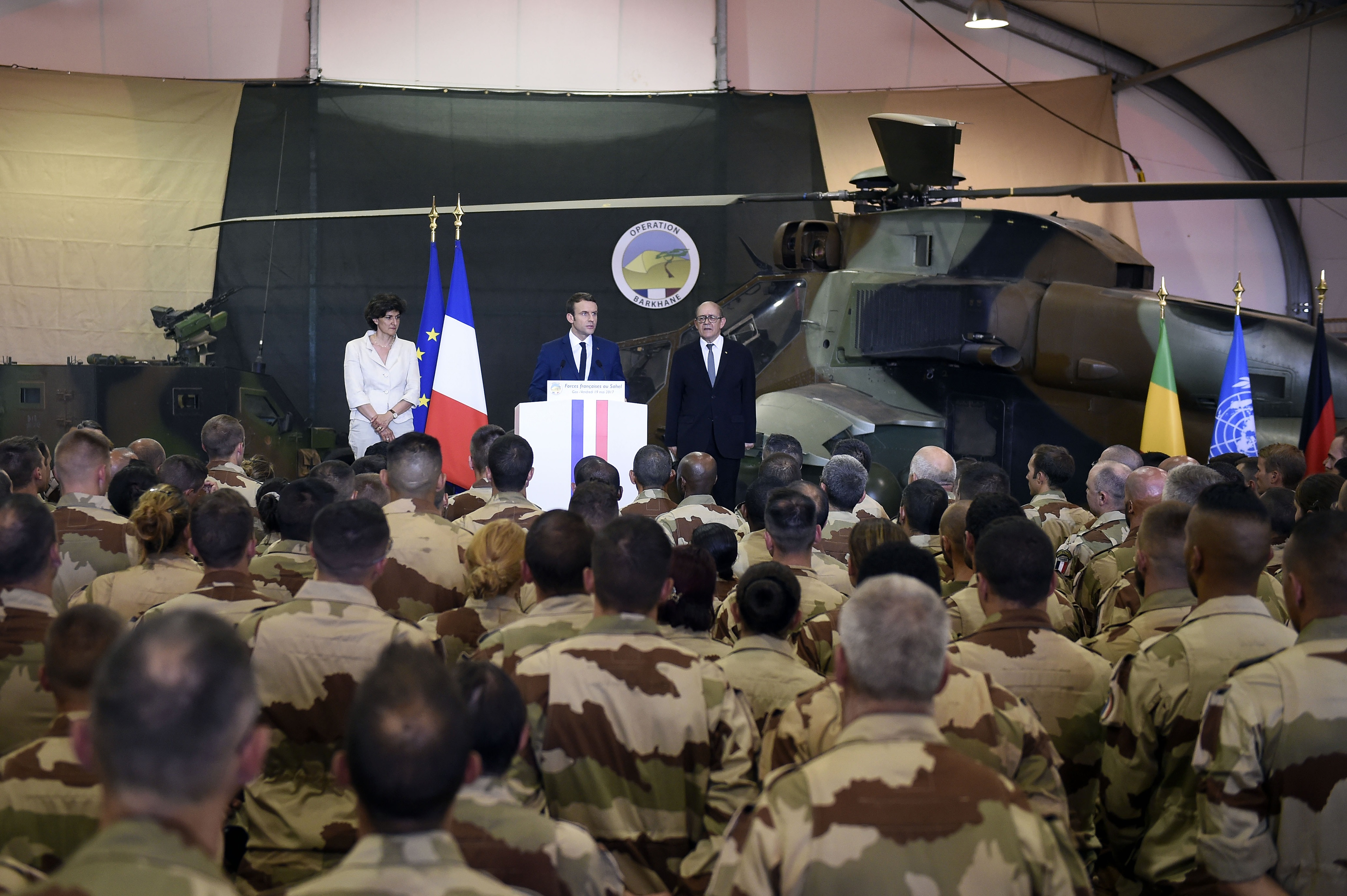 الرئيس الفرنسي يخاطب القوات الفرنسية في منطقة الساحل الإفريقي في مالي (رويترز)