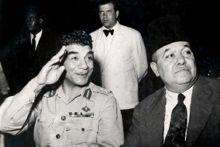 الدكتور عبد الرزاق السنهوري مع محمد نجيب أول رئيس للجمهورية المصرية (ويكيبيديا)