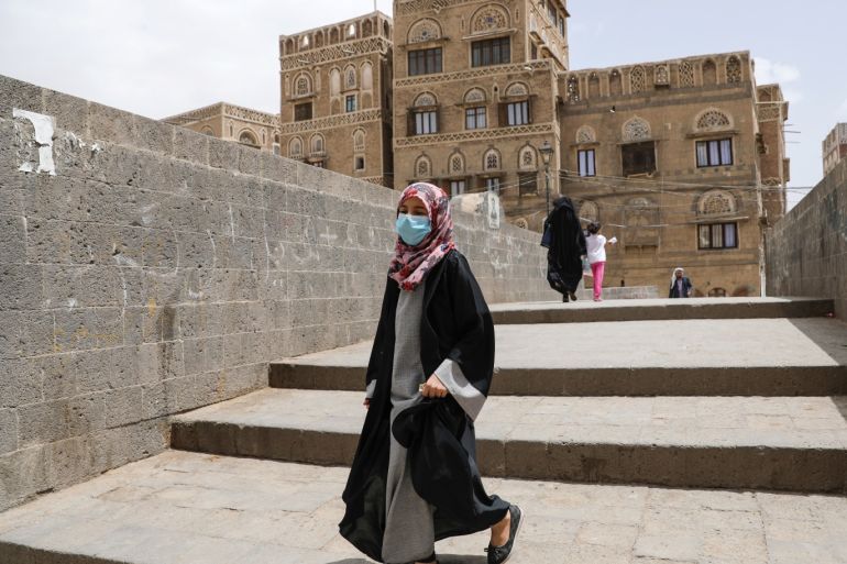 A girl wears a protective face mask amid fears of the spread of the coronavirus disease (COVID-19) in Sanaa, Yemen March 17, 2020. REUTERS/Khaled Abdullah