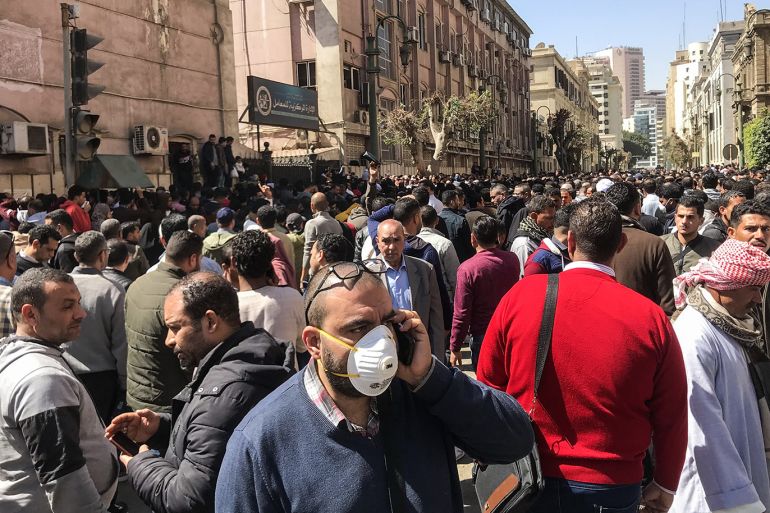 لدى المصريين مخاوف من أن يكون عدد الإصابات بكورونا أكثر مما تعلنه السلطة بكثير (غيتي)