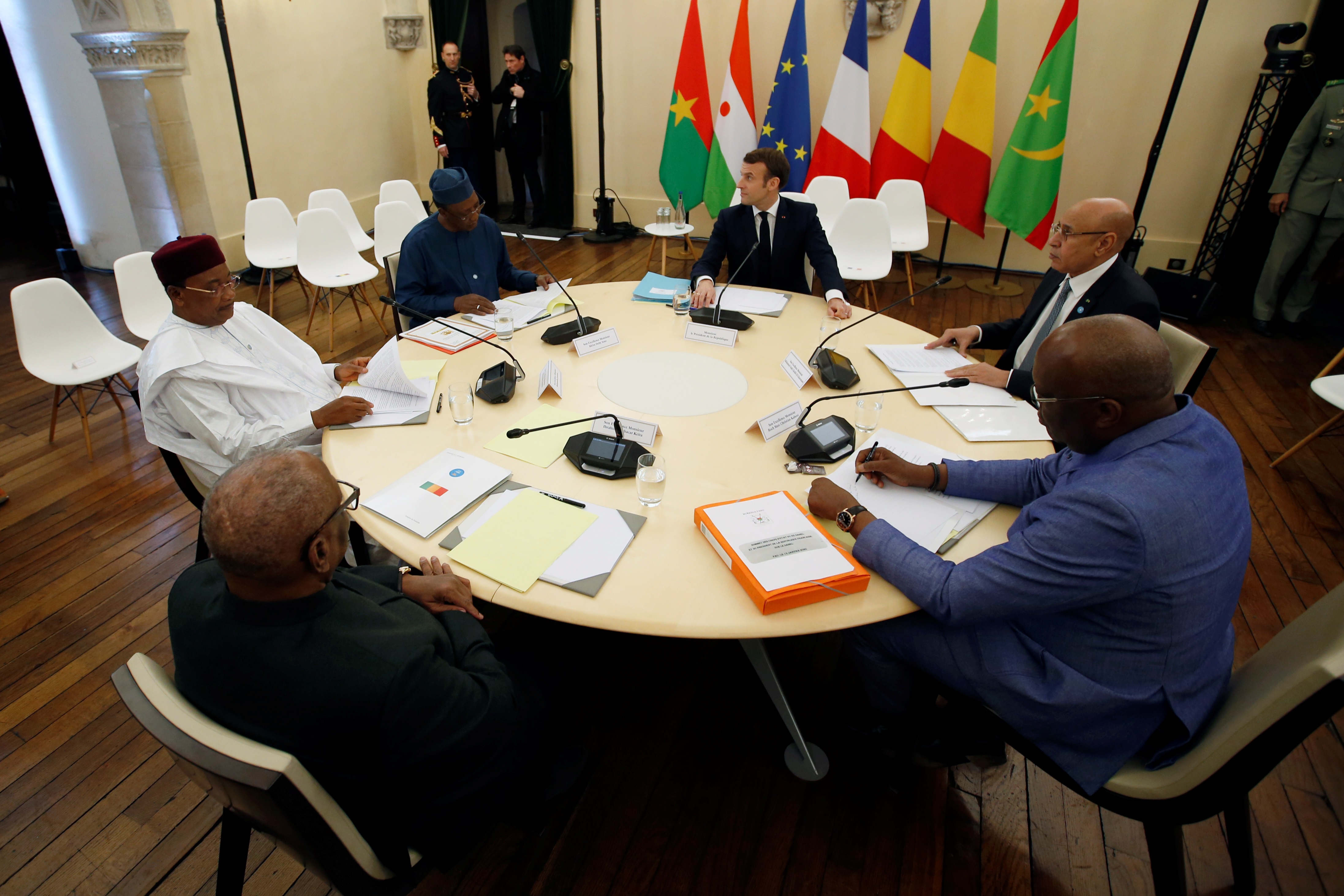 الرئيس الفرنسي إيمانويل ماكرون مع رؤساء دول الساحل الإفريقي الخمس  (رويترز)