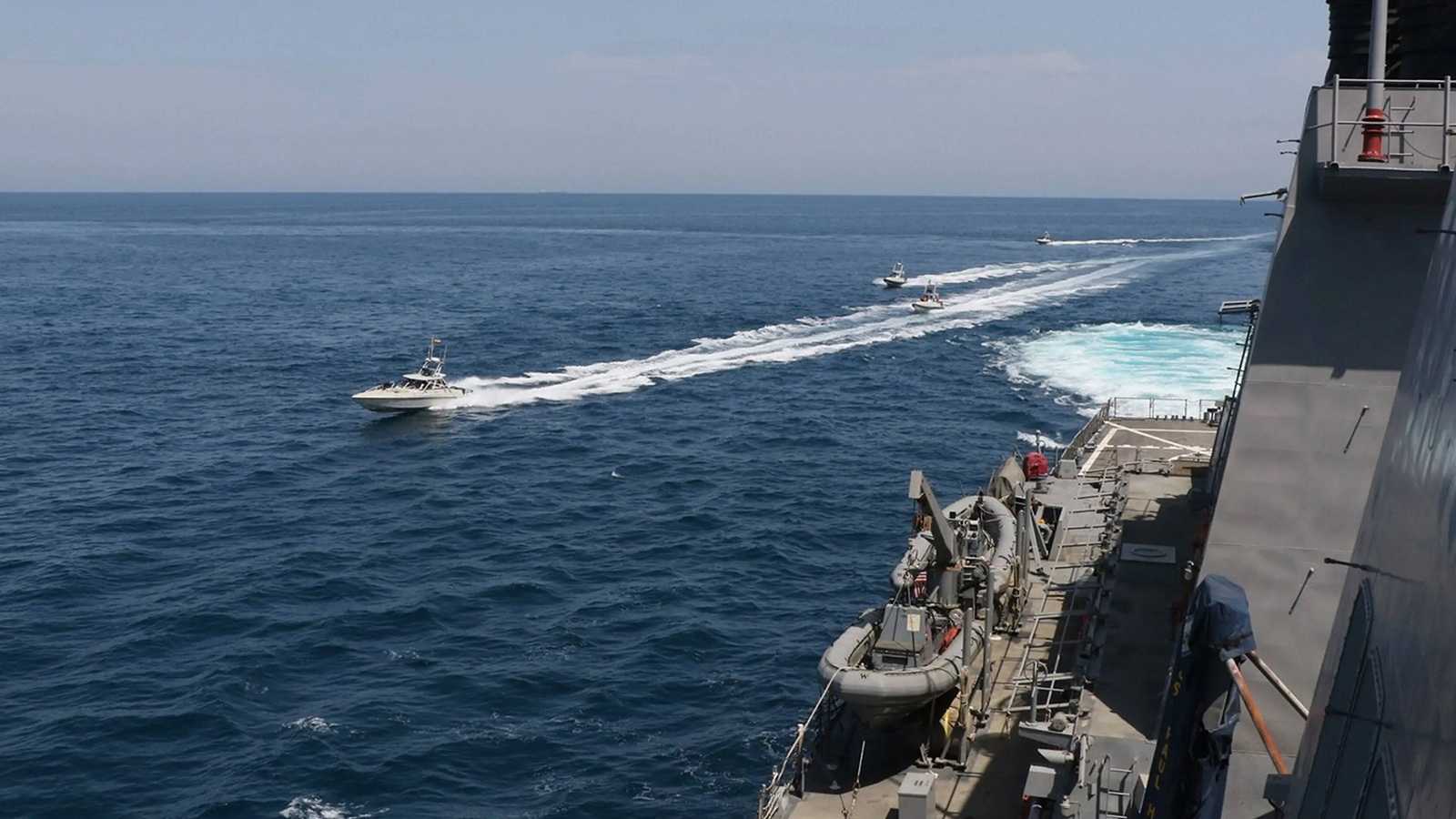 ‪زوارق إيرانية لدى اقترابها من سفينة حربية أميركية في مياه الخليج قبل أيام‬ (رويترز)