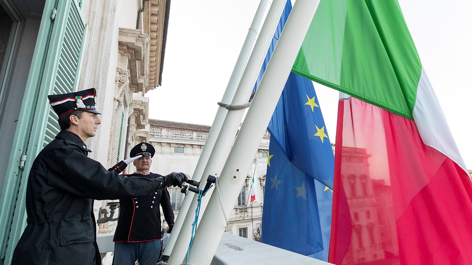 الوزير الإيطالي لا يرى في الخروج من الاتحاد أي مصلحة (رويترز)