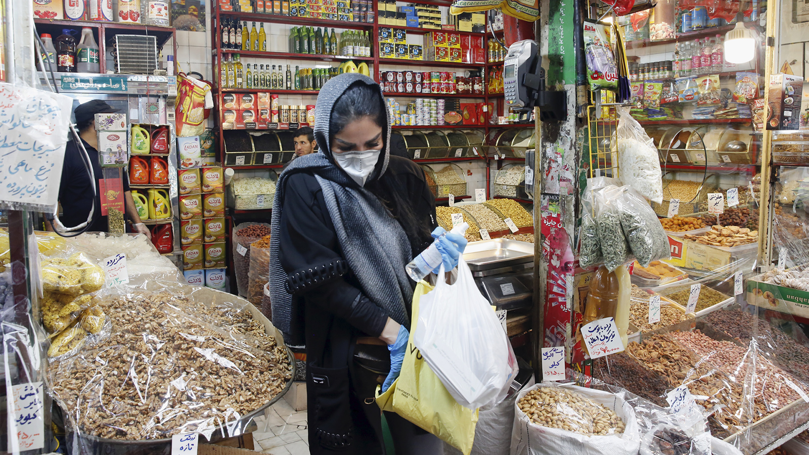 ‪مواطنة إيرانية داخل أحد المحلات التجارية بالعاصمة‬  (الأوروبية) 