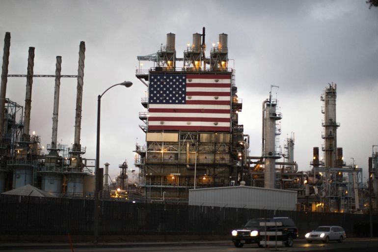 The U.S. flag is displayed at Tesoro's Los Angeles oil refinery in Los Angeles, California October 10, 2014. Oil prices are hovering just above $90 per barrel, a level last seen in June 2012, putting a strong spotlight on OPEC producing countries. They face calls to cut output at, or before, a policy meeting in late November to prop prices up as some are already feeling the pinch of sub-$100 oil through increased budget pressure. Global oil prices are collectively reflecting the sweeping impact of a U.S. shale oil boom, with its production consistently outstripping growth forecasts. REUTERS/Lucy Nicholson (UNITED STATES)
