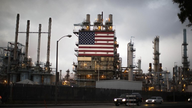 The U.S. flag is displayed at Tesoro's Los Angeles oil refinery in Los Angeles, California October 10, 2014. Oil prices are hovering just above $90 per barrel, a level last seen in June 2012, putting a strong spotlight on OPEC producing countries. They face calls to cut output at, or before, a policy meeting in late November to prop prices up as some are already feeling the pinch of sub-$100 oil through increased budget pressure. Global oil prices are collectively reflecting the sweeping impact of a U.S. shale oil boom, with its production consistently outstripping growth forecasts. REUTERS/Lucy Nicholson (UNITED STATES)