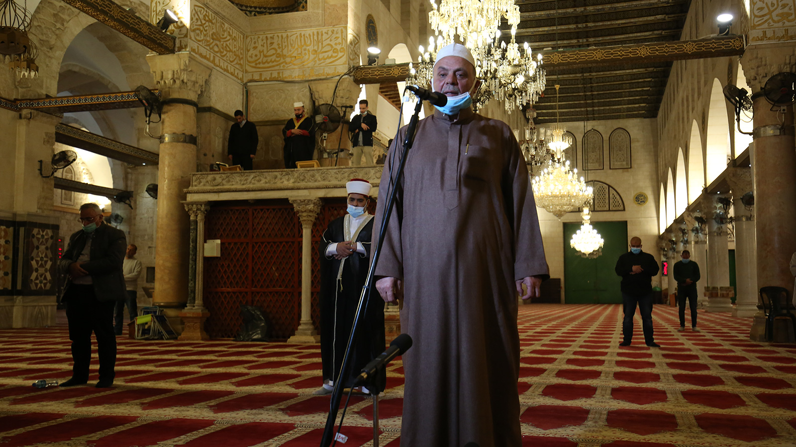 ‪إمام المسجد الأقصى يوسف أبو اسنينة يؤم بمسؤولي دائرة الأوقاف الإسلامية في صلاة التراويح الأولى رمضان 2020 في ظل إغلاق الأقصى بسبب كورونا‬ (الجزيرة)