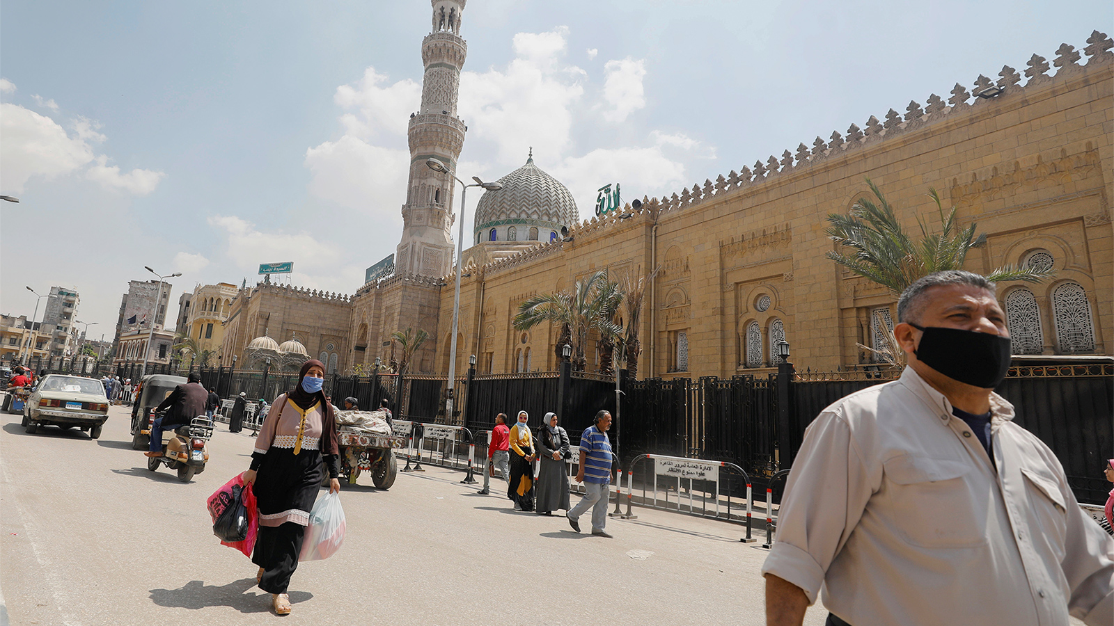 ‪‬  مؤشر تراجع احتياطي النقد الأجنبي كان أسرع المظاهر لهشاشة الاقتصاد المصري(رويترز)