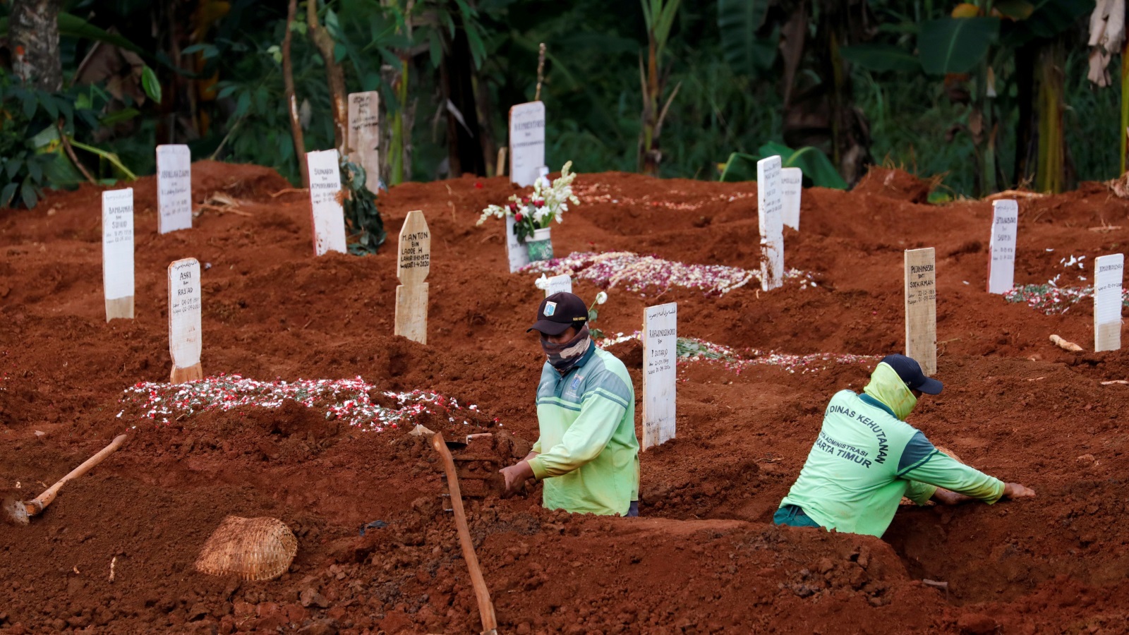 الحكومة تتحدث عن وفاة 198 مصابا بكورونا بينما تشير أرقام إقليم جاكرتا إلى أن الوفيات بالعاصمة فقط بلغت 400 (رويترز)