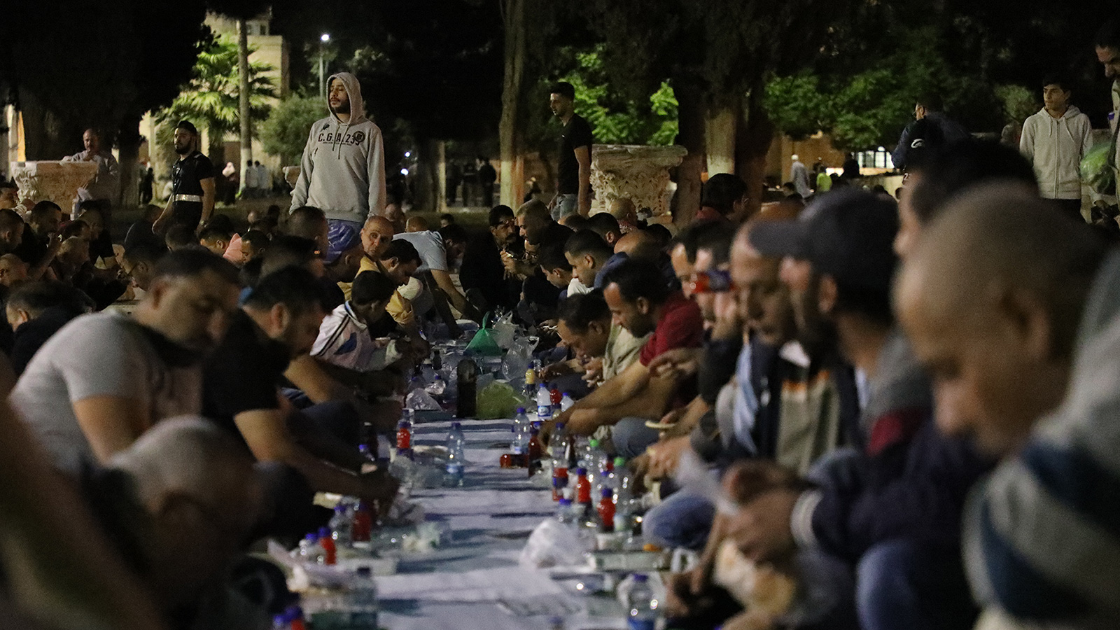 ‪موائد إفطار الصائمين في ساحات المسجد الأقصى خلال رمضان الماضي‬ (الجزيرة)